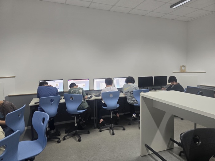 A wide view of the computer room at Eringerfeld with students working at the portal.